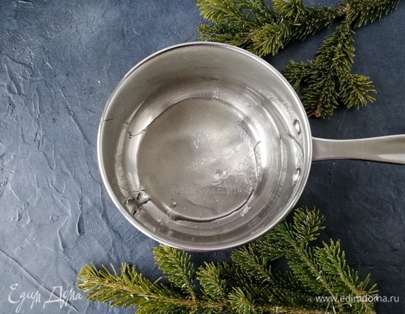 В сотейнике соединяем глюкозный сироп, сахар и воду. Ставим на огонь и нагреваем до 103°C. Конечно же, без кулинарного термометра здесь никак не обойтись.