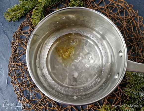 Когда сироп достигнет указанной выше температуры, добавляем отжатый желатин и перемешиваем, чтобы он растворился.