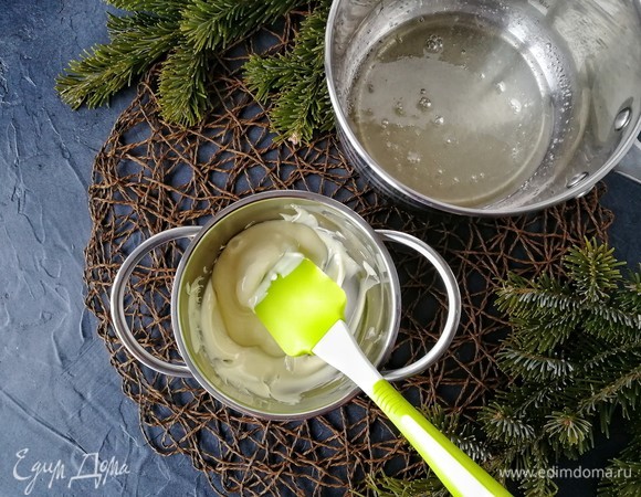 К растопленному шоколаду добавляем сгущенку и тщательно перемешиваем до однородной массы.