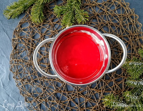 Пробиваем массу с помощью погружного блендера на небольшой скорости. Делайте аккуратно, чтобы не образовались пузырьки. Даем глазури остыть.