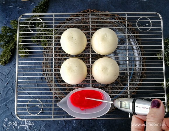 Когда глазурь достигнет температуры 32°C, можно доставать пирожные из морозилки. Кладем их на решетку, установленную на миску, чтобы туда стекала глазурь.