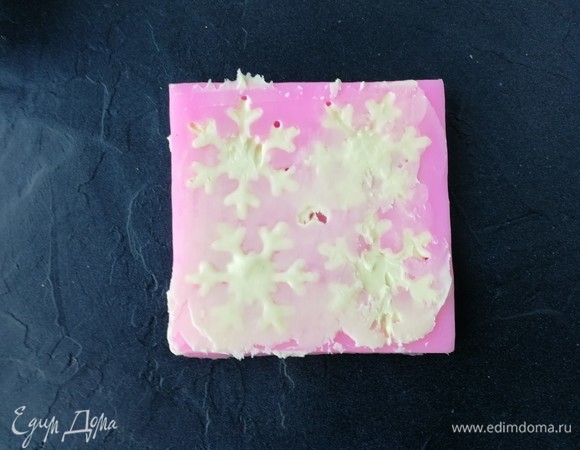 В качестве декора я сделала снежинки из темперированного белого шоколада. Пожалуй, это был мой эксперимент. Шоколад я залила в молд для айсинга, а лишнее сняла спатулой. Как шоколад застыл, я без труда достала снежинки, обрезав лишнее острым ножом. Затем я покрасила снежинки золотистым кандурином.