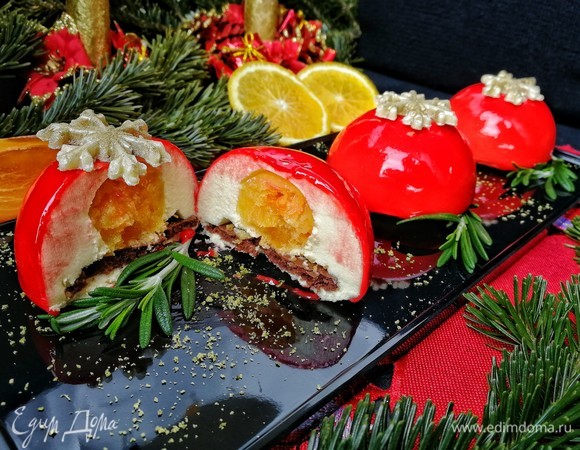 Десерт готов! Компоте с легкой кислинкой, мягкий бисквит и хрустинка миндального пралине с амаретто и, конечно же, невероятно воздушный и нежнейший мусс на основе розового шампанского!... Словами сложно передать это гастрономическое удовольствие, надо пробовать! Зеркальная глазурь придает десерту свой шарм и характер, которые идеально сочетаются с праздничной атмосферой! С наступающим Новым годом и спасибо, что дочитали рецепт до конца! Приятного аппетита!