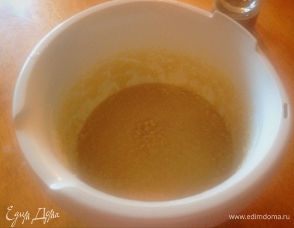 Взбить яйца с сахаром в устойчивую пену. Добавить кокосовую стружку и муку, тщательно перемешать.