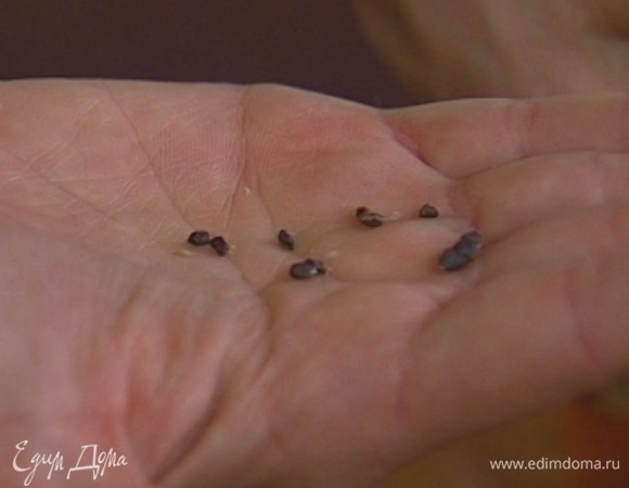 Стручки кардамона раздавить и вынуть семена.