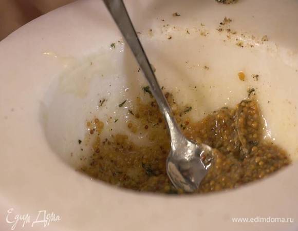 Чеснок почистить и растереть в ступке вместе с листьями тимьяна, щепоткой перца и щепоткой соли, затем добавить мед, горчицу, 1 ст. ложку оливкового масла и все перемешать.