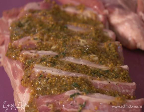 На один кусок свинины равномерно выложить медово-горчичную смесь, накрыть вторым куском мяса кожей вверх и связать все пищевой нитью.