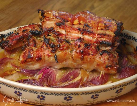 Запекать мясо 15 минут в максимально разогретой духовке, затем понизить температуру до 150°С и готовить мясо еще пару часов.<br />
 