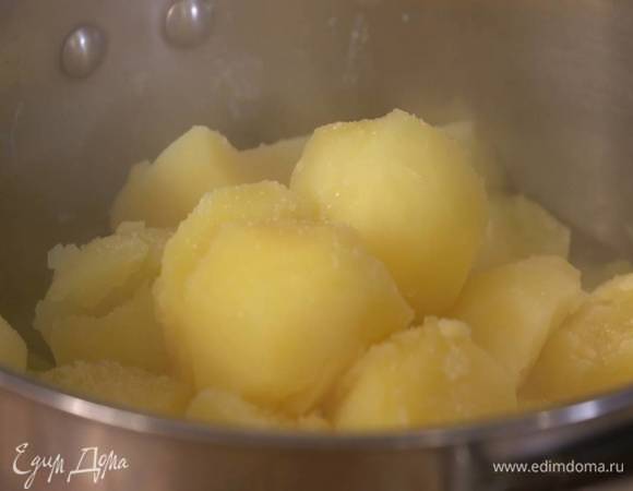 Картофель почистить и отварить до готовности, затем воду слить.