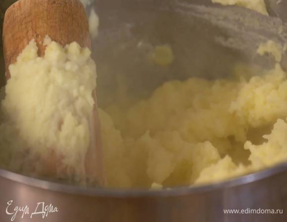 Горячий картофель слегка посолить, добавить сливочное масло и размять толкушкой, затем влить молоко и еще раз размять.