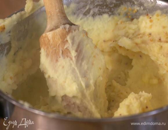 Оба вида горчицы добавить в пюре, еще раз посолить, посыпать мускатным орехом и вымешать толкушкой.