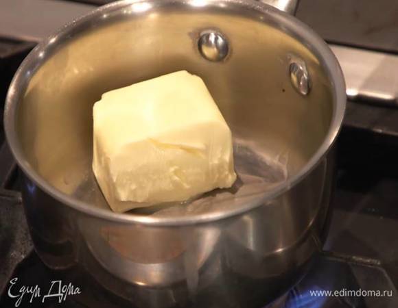 Растопить 100 г сливочного масла, влить в измельченное печенье с орехами и все перемешать.