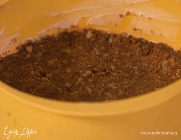 Разъемную форму для выпечки смазать оставшимся сливочным маслом, выложить печенье с маслом, утрамбовать ложкой в корж и отправить в холодильник.