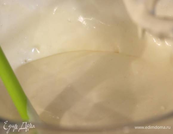 Приготовить крем: в чаше комбайна соединить маскарпоне, сливочный сыр, сахарную пудру, молотый имбирь и вымешать на небольшой скорости, затем, не выключая комбайна, добавить крахмал, яйца, 2 ч. ложки имбирного джема и еще немного вымешать. Увеличить скорость комбайна, небольшими порциями влить 200 мл сливок и взбить все в однородную массу.