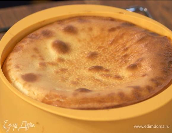 Выложить крем в форму с охлажденным коржом, разровнять и выпекать в разогретой духовке около часа до готовности, затем остудить.<br />
 