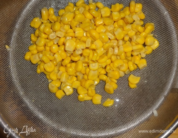 Откинуть кукурузу на сито.