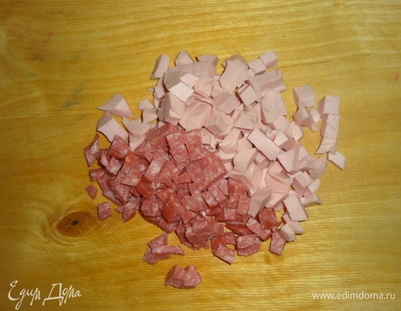Вареную и полукопченую колбасу нарезать мелкими кубиками.