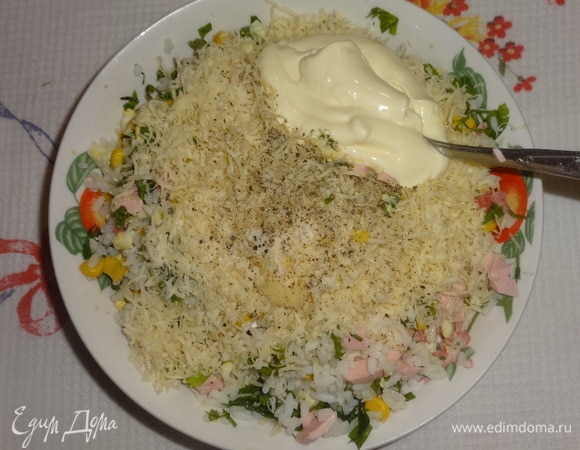 В салат добавить половину сыра, чеснок, соль, перец, майонез, еще раз перемешать.