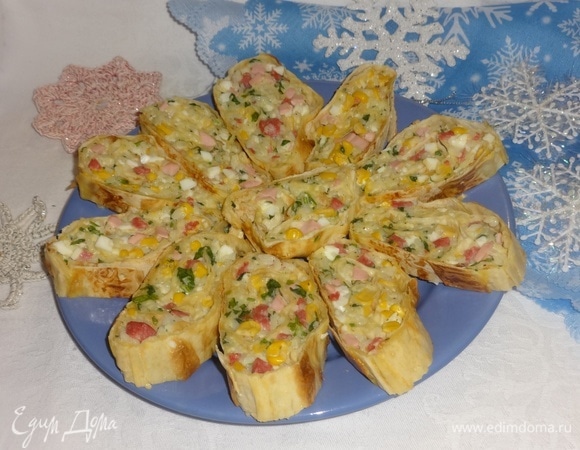 Выложить кусочки рулета на блюдо и подать к столу. Угощайтесь! Приятного аппетита! С наступающим!