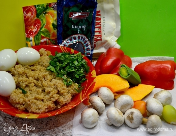 Подготовить ингредиенты. Киноа ТМ «Националь» отварить в течение 20 минут (1 ст. киноа на 2 ст. воды), посолить. Яйца отварить.