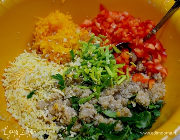 От яиц отделить желток, натереть на терке. Натереть тыкву, мелким кубиком нарезать красный болгарский перец, соломкой нарезать лук-порей, добавить зелень.