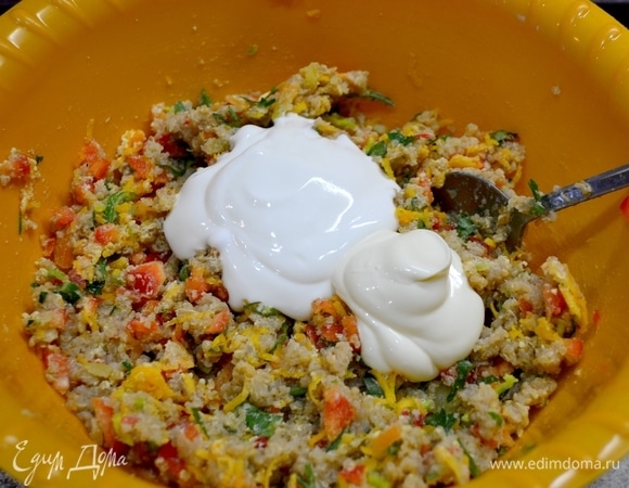 Добавляем сметану и майонез.