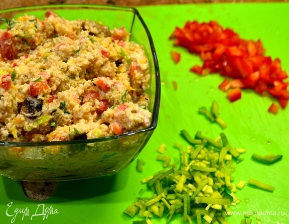 Все перемешать и оставить немного ингредиентов для украшения салата.