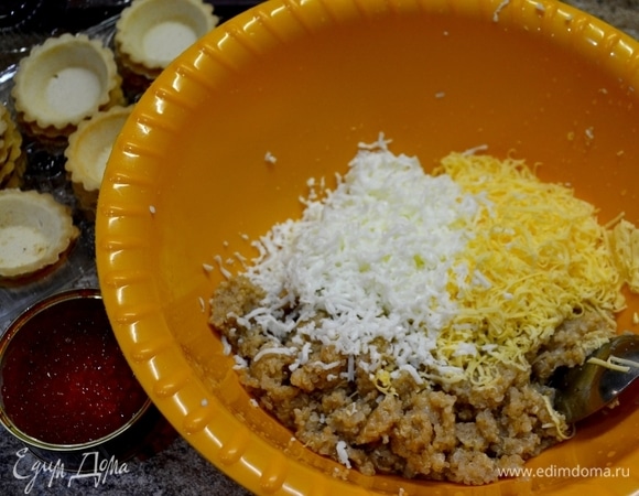 Подготовить ингредиенты. Киноа ТМ «Националь» отварить в течение 20 минут (1ст. злака на 2 ст. воды), посолить. Яйца отварить, белок натерпеть на терке, сыр натереть.