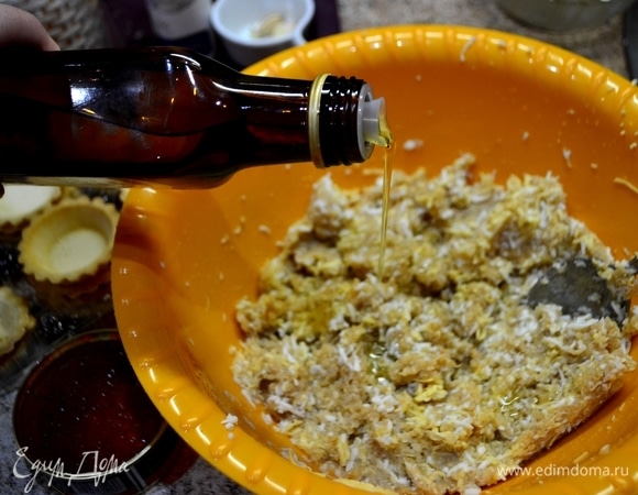 Все перемешать и полить маслом, снова перемешать.
