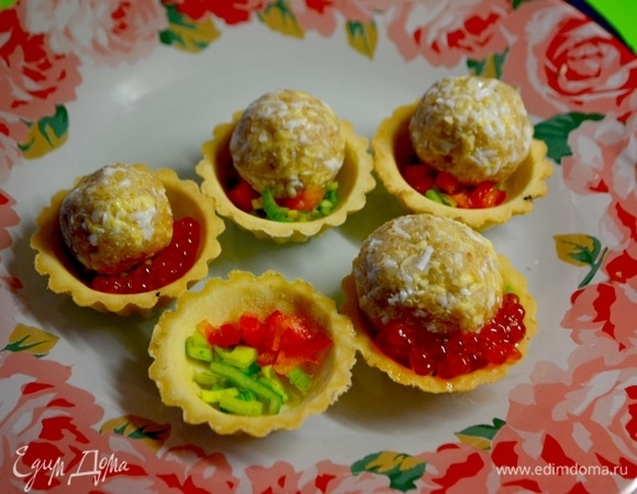 На дно тарталеток положить мелконарезанные лук и болгарский перец. Из подготовленной каши формируем шарики, выложить их поверх перчиков.