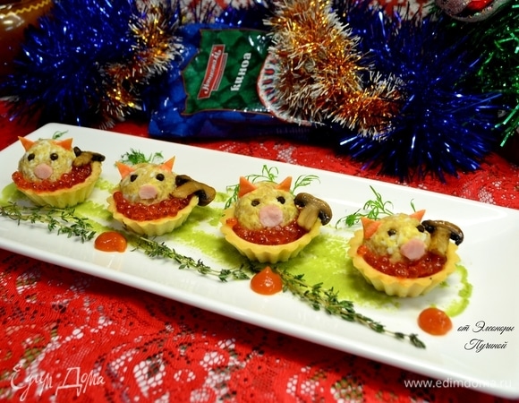 Шарики из киноа превращаем в милых поросят, добавляем икру и половину обжаренного шампиньона.