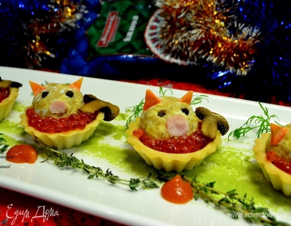 На блюдо наносим лопаткой васаби тонким слоем, ставим нашу закуску в тарталетках, украшаем веточками зелени и любимым соусом.