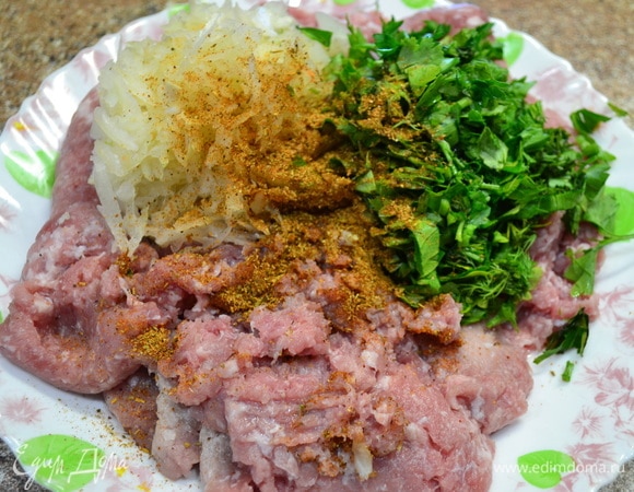 Пока закипает вода и варится промытая фасоль, почистить овощи, вымыть. Нарезать картофель соломкой, лук — мелким кубиком для супа, помидор натереть на терке. Лук, морковь, помидор пассеровать. Готовим фрикадельки: в фарш добавить зелень, лук, натертый на терке, соль, специи. Сформировать фрикадельки.