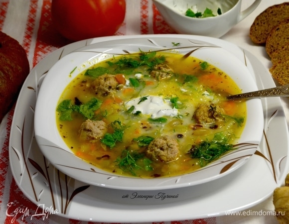 Любителям есть суп со сметаной подайте ее в соуснике с зеленью. Приятного аппетита!