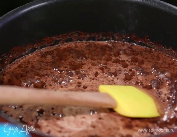 Молоко и сливки влить в кастрюлю, добавить какао и кофе, все перемешать и довести до кипения.