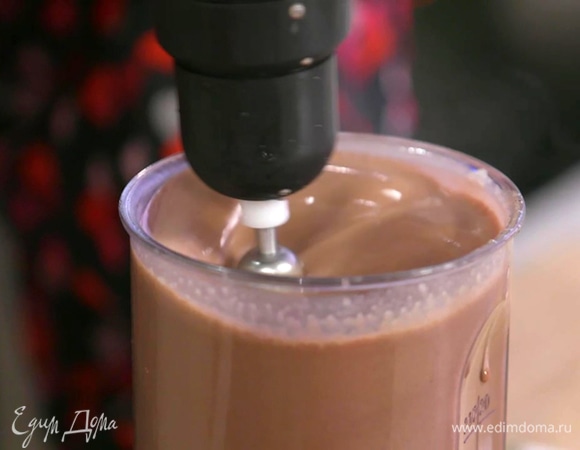 Перелить массу обратно в кастрюлю и прогревать на небольшом огне, постоянно перемешивая венчиком, пока она не начнет густеть, затем добавить 100 г поломанного на кусочки шоколада.