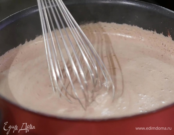 Перелить шоколадную массу в контейнер с крышкой и отправить в морозильник на два часа.