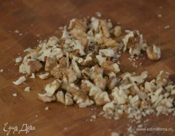 Грецкие орехи порубить ножом.