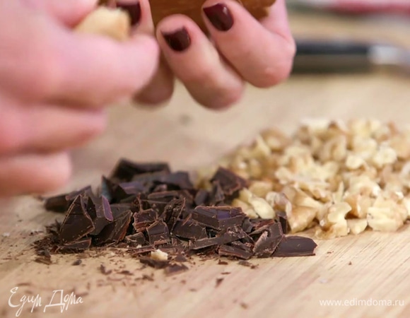 Оставшийся шоколад нарезать тонкой стружкой.