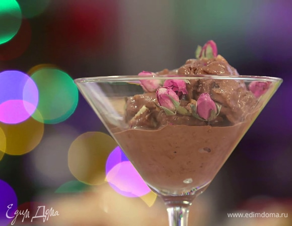 Застывшее мороженое украсить орехами, шоколадом и печеньем.