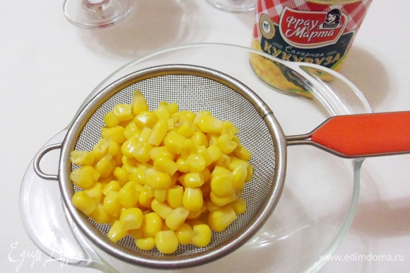 Подготовить продукты. Откинуть консервированную кукурузу ТМ «Фрау Марта» на сито. Отварить перепелиные яйца вкрутую, остудить и аккуратно снять скорлупу.
