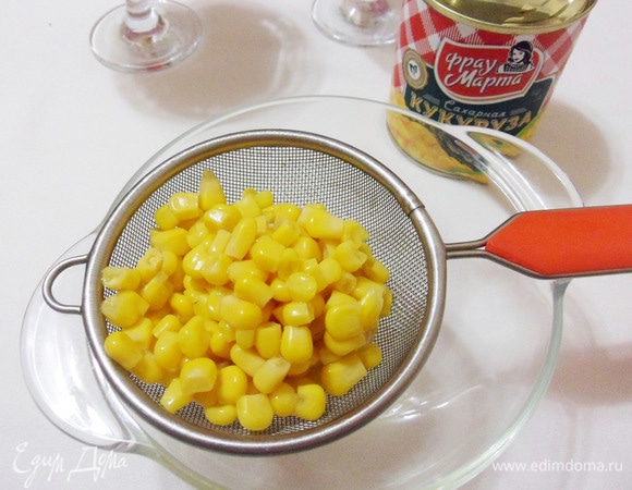 Подготовить продукты. Откинуть консервированную кукурузу ТМ «Фрау Марта» на сито. Отварить перепелиные яйца вкрутую, остудить и аккуратно снять скорлупу.