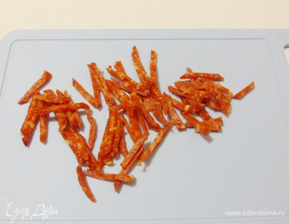 Копченую колбасу нарезать соломкой.