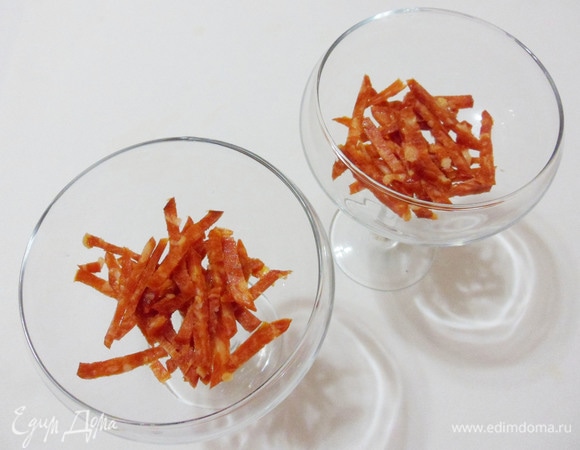 Уложить на дно креманок.