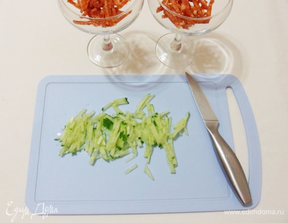 Свежий огурец нарезать соломкой.