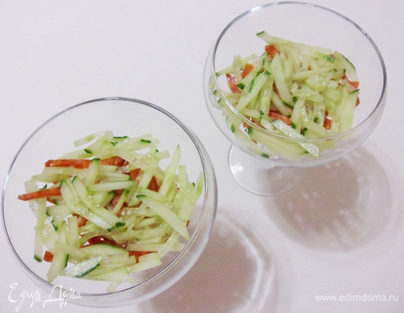 Выложить в креманки поверх колбасы.