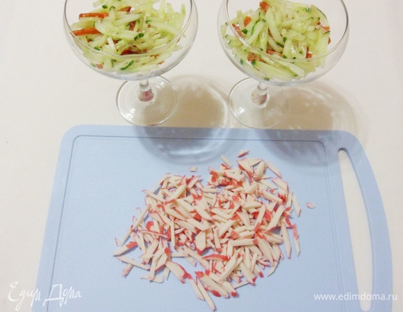 Крабовые палочки нарезать соломкой.
