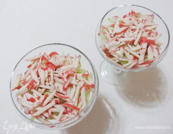 Разложить по креманкам.