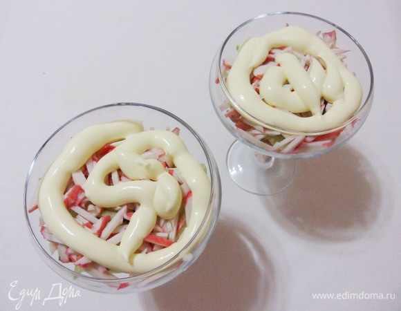 Полить майонезом.