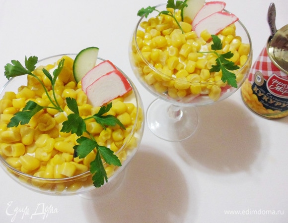 Добавить ломтики огурца и крабовых палочек.